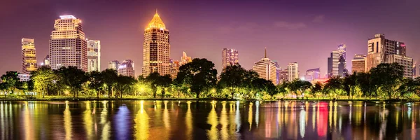 Vista panorámica del horizonte de Bangkok. Paisaje nocturno de Bangkok, T — Foto de Stock