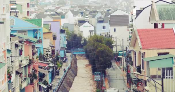 越南大叻 2019年3月21日 越南大叻高地的大雨 街景与雨水 流经渠道 — 图库视频影像