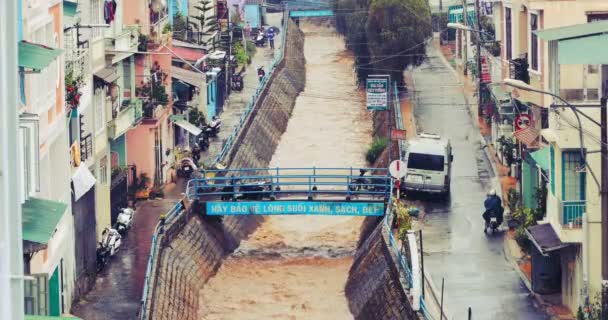 越南大叻 2019年3月21日 越南大叻高地的大雨 街景与雨水 流经渠道 — 图库视频影像