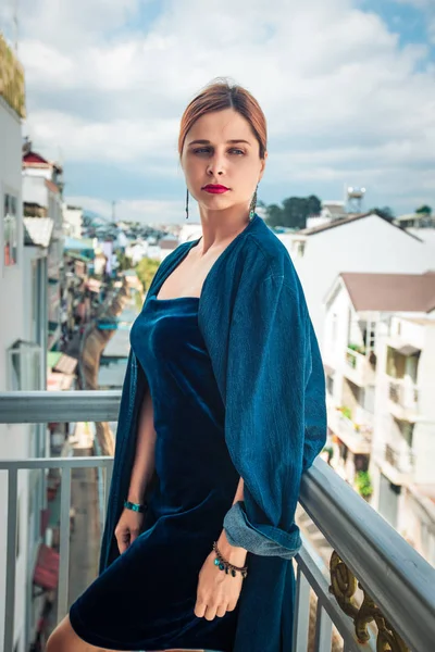 Красивая женщина на балконе, Далат — стоковое фото