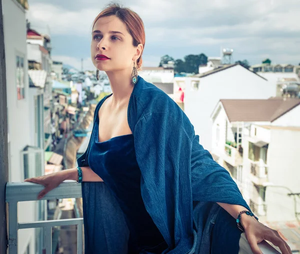 Belle femme sur un balcon, Dalat — Photo