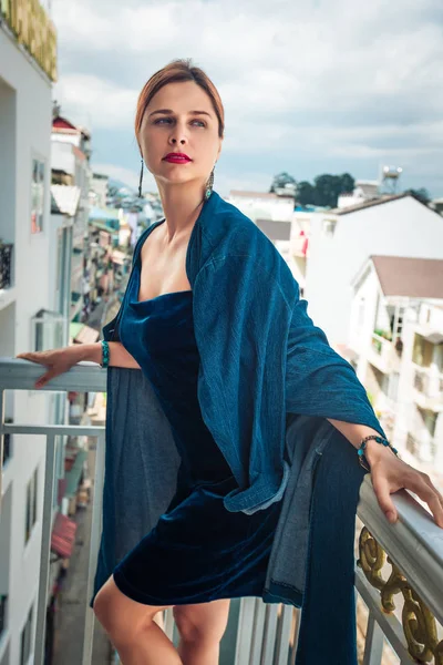 Belle femme sur un balcon, Dalat — Photo