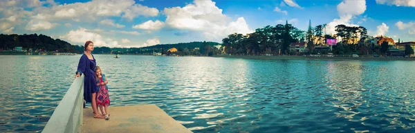 Anya és lánya a Xuan Huong Lake, Dalat, Vietnam. Panoráma — Stock Fotó