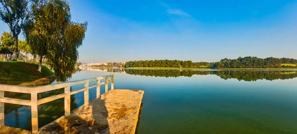 Alba sul lago Xuan Huong, Dalat, Vietnam. Panorama — Foto Stock