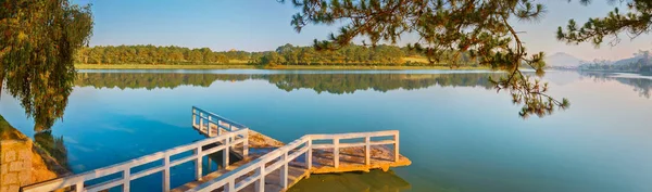 Napkelte felett tó Xuan Huong Dalat, Vietnam. Panoráma — Stock Fotó