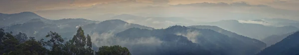 Schöne Berglandschaft bei regnerischem Wetter. dalat, vietnam. panorama — Stockfoto