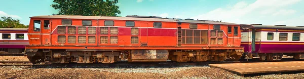 Régi vasúti mozdony a Thonburi állomáson, Bangkok, Thaiföld — Stock Fotó