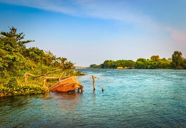 Gün batımında Kwai Nehri, Kanchanaburi, Tayland. — Stok fotoğraf