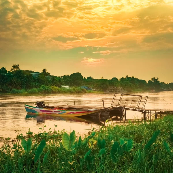 Wschód słońca nad rzeką Kwai, Kanchanaburi, Tajlandia — Zdjęcie stockowe