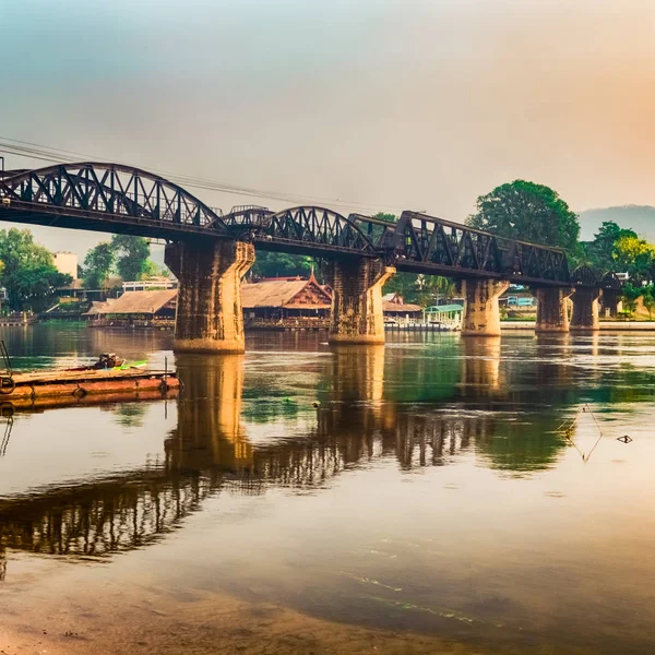 El puente sobre el río Kwai al amanecer. Ferrocarril en Kanchanaburi — Foto de Stock