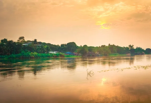 Ανατολή ηλίου πάνω από τον ποταμό Κβάι, Σαναμπουρι, Ταϊλάνδη — Φωτογραφία Αρχείου