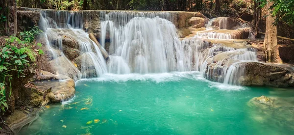 Gyönyörű vízesés Huai Mae Khamin, Thaiföld. Panoráma — Stock Fotó