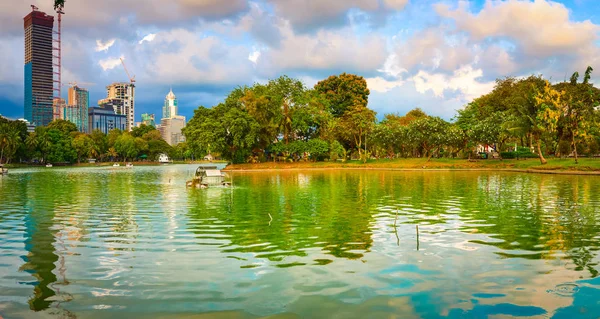 Vista panorámica del horizonte de Bangkok. Parque Lumphini, Tailandia. Pano — Foto de Stock