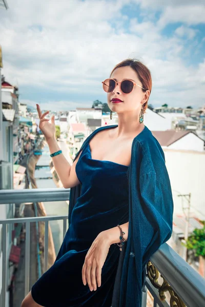 Beautiful woman on a balcony, Dalat — Stock Photo, Image