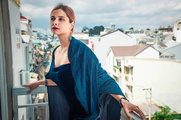 Vacker kvinna på en balkong, Dalat — Stockfoto