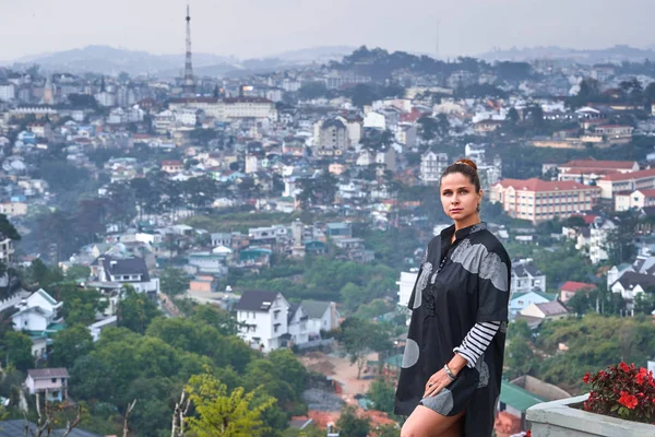 Žena s výhledem na výhled na město, Dalat, Vietnam — Stock fotografie