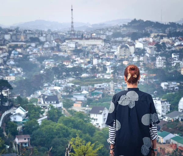 Žena s výhledem na výhled na město, Dalat, Vietnam — Stock fotografie