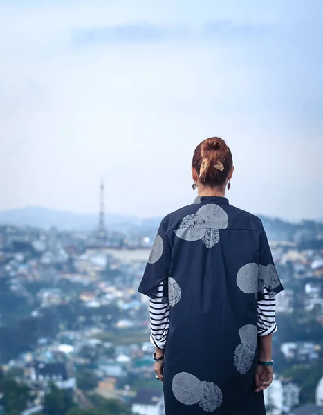 俯瞰城市景观的妇女, 大叻, 越南 — 图库照片