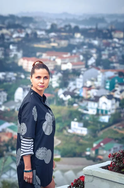 Kvinna med utsikt över staden, Dalat, Vietnam — Stockfoto