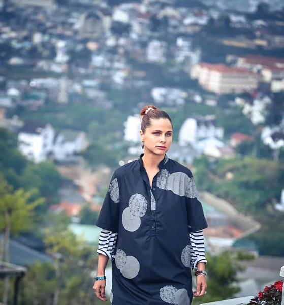 Woman overlooking the city view, Dalat, Vietnam — Stock Photo, Image