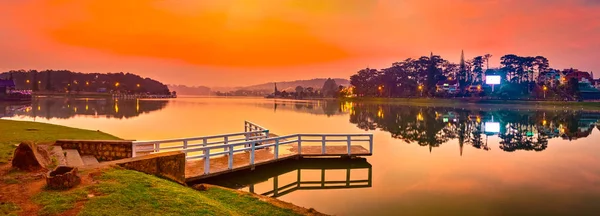 Soloppgang over Xuan Huongsjøen, Dalat, Vietnam. Panorama – stockfoto