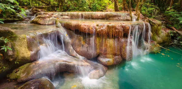 Prachtige waterval in Erawan National Park, Thailand. Panorama — Stockfoto