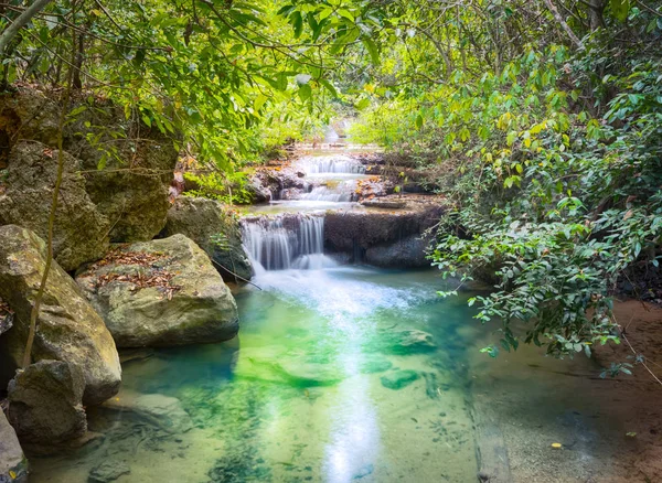 Cachoeira bonita no parque nacional de Erawan, Tailândia — Fotografia de Stock