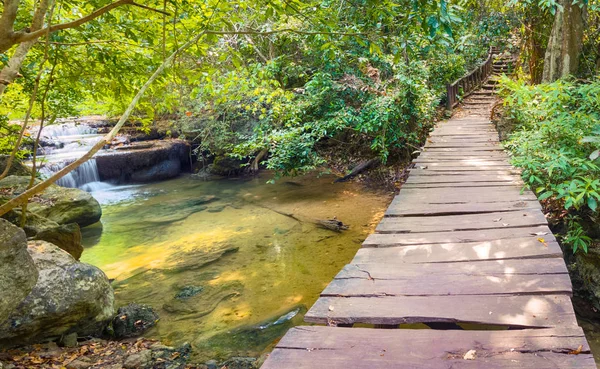 Gyönyörű vízesés Erawan Nemzeti Park, Thaiföld. — Stock Fotó