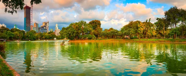 バンコクのスカイラインのパノラマビュー。ルンピニー公園、タイ。パノ — ストック写真