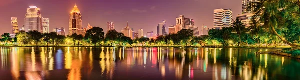 Panoramisch uitzicht op de skyline van Bangkok. Nachtlandschap van Bangkok, T — Stockfoto