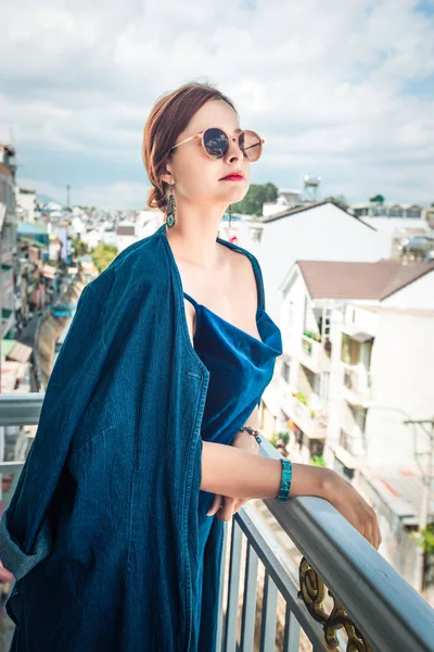 Bella donna su un balcone, Dalat — Foto Stock