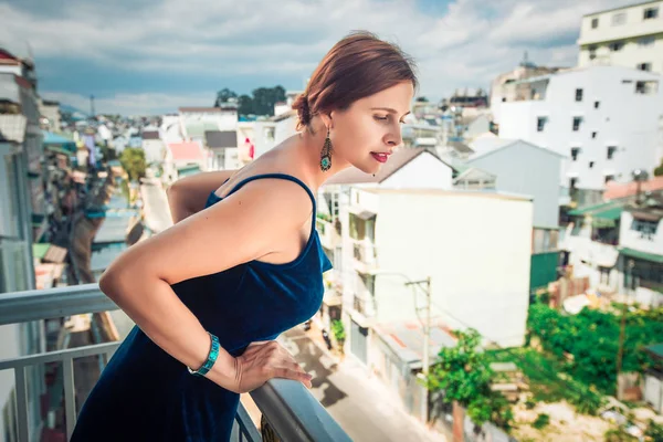 Krásná žena na balkóně, Dalat — Stock fotografie