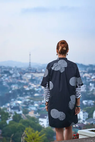 Žena s výhledem na výhled na město, Dalat, Vietnam — Stock fotografie
