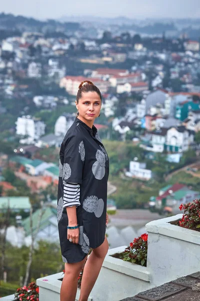 Woman overlooking the city view, Dalat, Vietnam — Stock Photo, Image