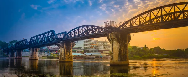 Most na řece Kwai při východu slunce. Železnice v Kanchanaburi — Stock fotografie