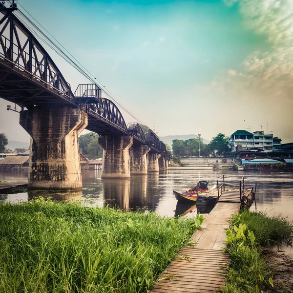 Most na rzece Kwai o wschodzie słońca. Kolej w Kanchanaburi — Zdjęcie stockowe