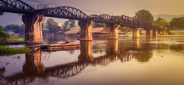 El puente sobre el río Kwai al amanecer. Ferrocarril en Kanchanaburi — Foto de Stock