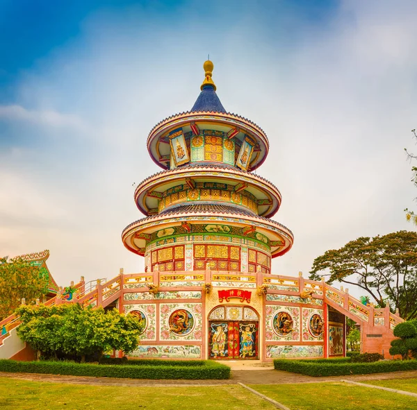 Wat Thaworn Wararam w Kanchanaburi, Tajlandia. Panorama — Zdjęcie stockowe