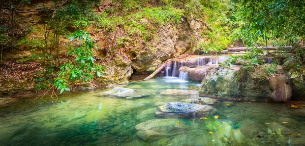 Gyönyörű vízesés Erawan Nemzeti Park, Thaiföld. Panoráma — Stock Fotó