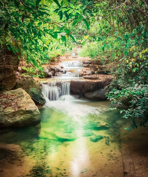 Schöner wasserfall im erawan nationalpark, thailand — Stockfoto