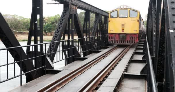 Kanchanaburi Thajsko Březen 2019 Vlak Přejede Most Řece Kwai Provincii — Stock video