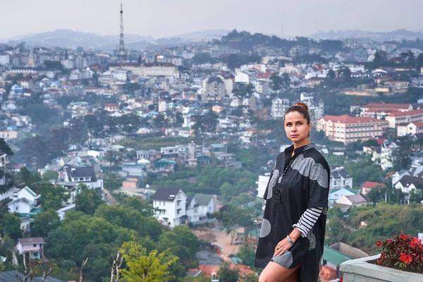 Mulher com vista para a cidade, Dalat, Vietnã — Fotografia de Stock