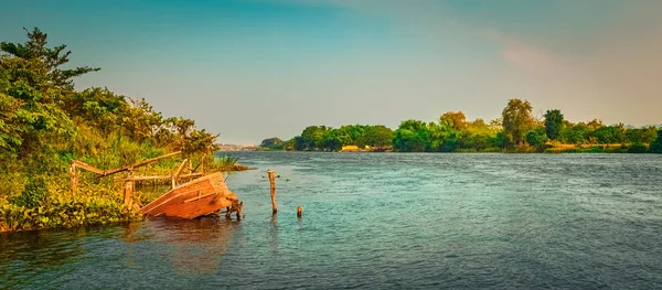 Río Kwai al atardecer, Kanchanaburi, Tailandia. Panorama — Foto de Stock