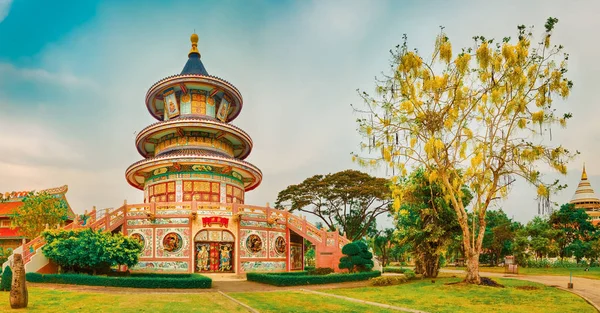 Wat Thaworn Wararam в Канчанабури, Таиланд. Панорама — стоковое фото