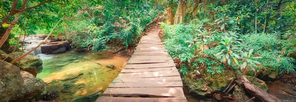 Prachtige waterval in Erawan National Park, Thailand. Panorama — Stockfoto