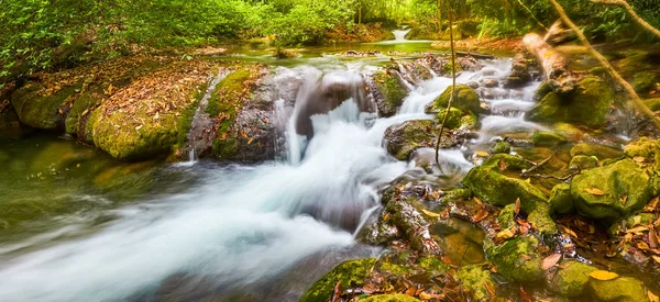 Prachtige waterval Huai Mae Khamin, Thailand. Panorama — Stockfoto