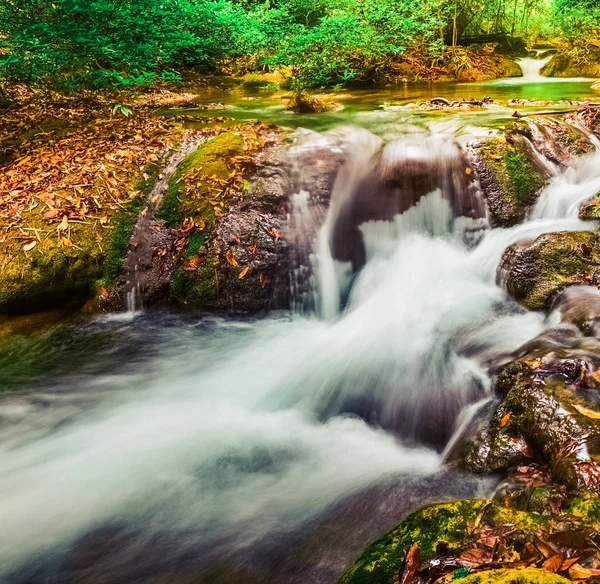 Vackra vattenfall Huai Mae Khamin, Thailand — Stockfoto