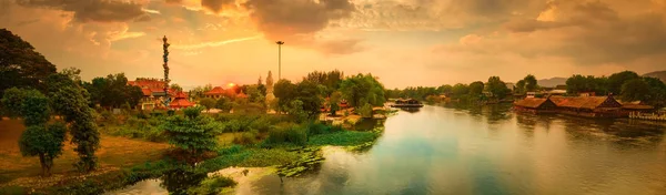 Pôr do sol sobre o rio Kwai, Kanchanaburi, Tailândia. Panorama — Fotografia de Stock