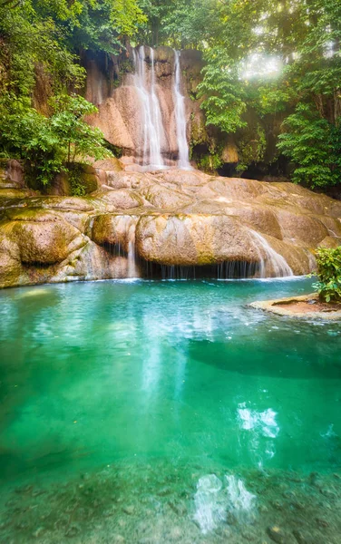 Cachoeira bonita no parque nacional de Erawan, Tailândia — Fotografia de Stock