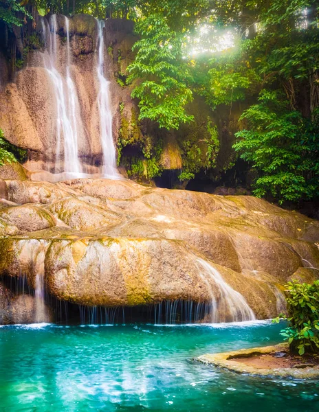 Bella cascata al parco nazionale di Erawan, Thailandia — Foto Stock